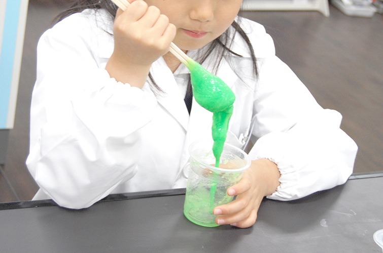 Lab 小学生コース(初級) 3月の実験は「化学反応」～スライム作り～